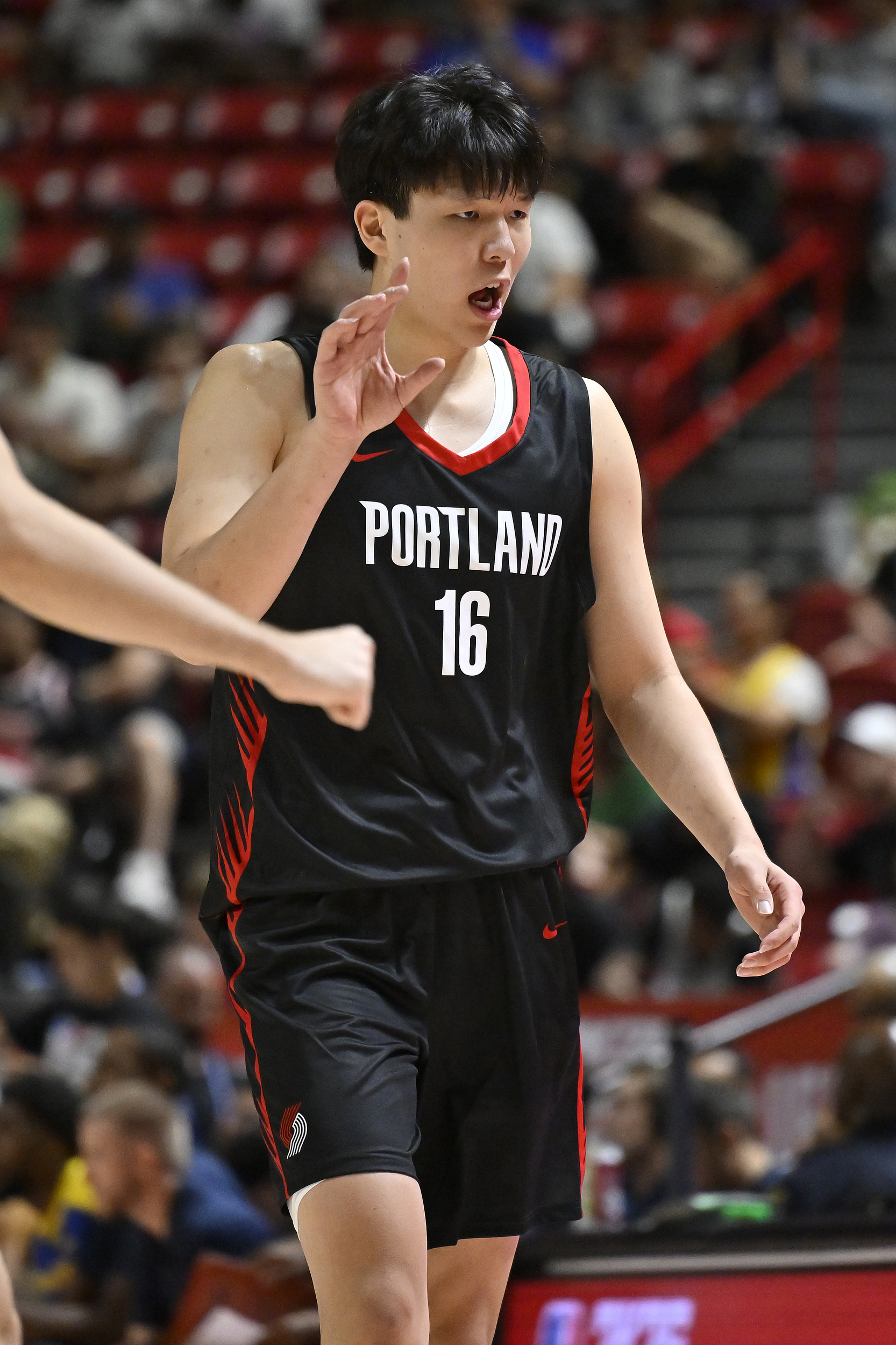 APP下载-开拓者队记：杨瀚森都快把勇士队逼疯了，他却全程喜笑颜开