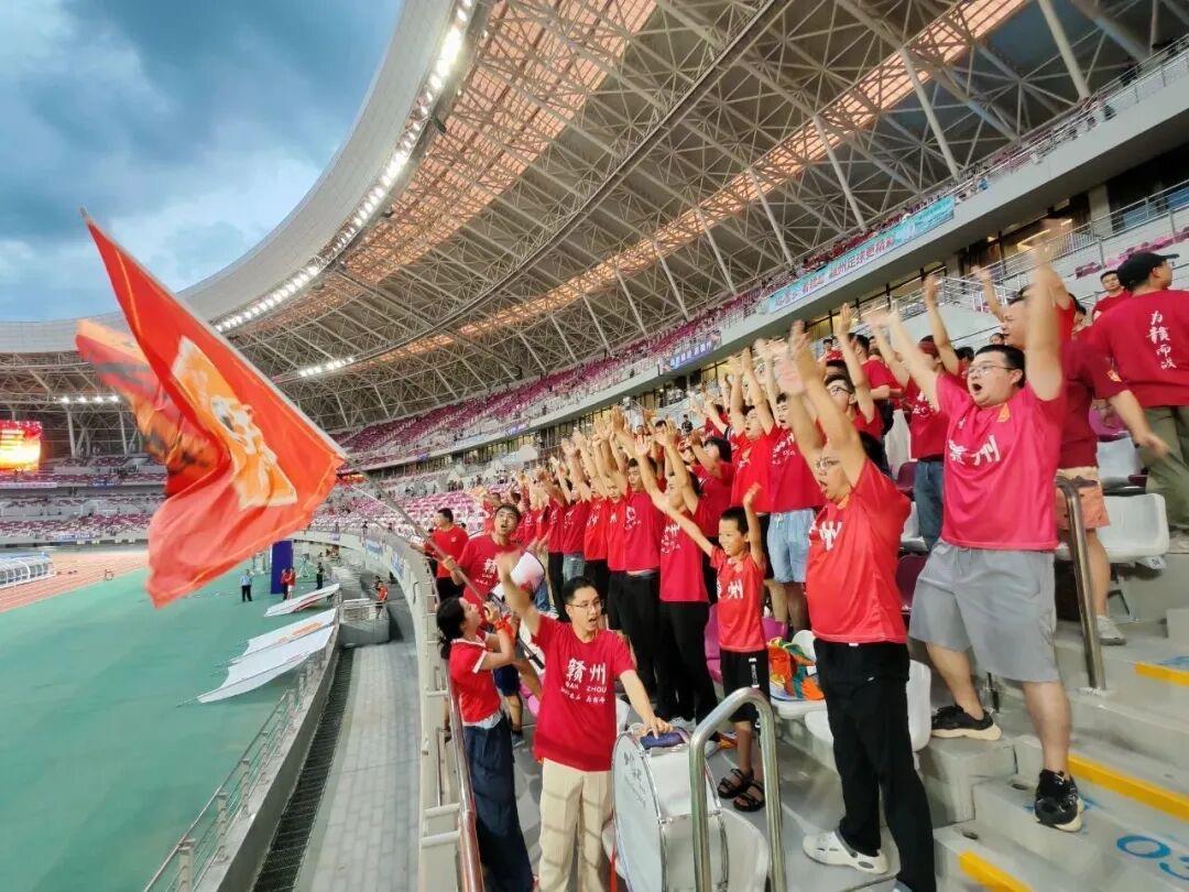 华体会官方网-“赣超”现场上演震撼一幕，四万多名球迷齐唱《十送红军》